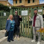 Fedez Instagram – Oggi sono stato a visitare le due realtà che abbiamo deciso di sostenere quest’anno con @fondazionefedez 

Un bene immobile sequestrato alla criminalità organizzata che @associazioneandreatudisco trasformerà in un luogo in cui le famiglie di bambini costretti a seguire cure ospedaliere importanti potranno essere ospitate, permettendo così a questi bimbi di vivere la malattia attraverso l’amore delle proprie famiglie.
 
E poi c’è @matemu_cies un punto di incontro, di crescita artistica e culturale, di ascolto, aiuto e orientamento
È un luogo in cui ragazze e ragazzi di tutte le culture e provenienze possono esprimere la propria creatività, vivere in modo diverso il tempo libero, trovare ascolto e sostegno.
Oggi abbiamo fatto un fantastico incontro in cui abbiamo parlato di rap e scrittura.