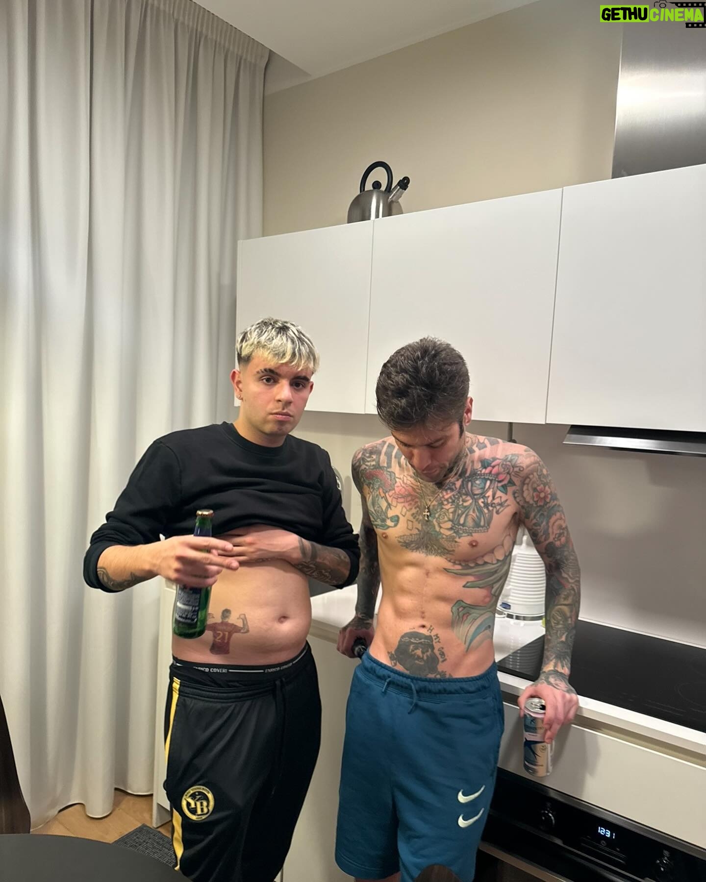 Fedez Instagram - Ehi, questa è la maxi storia di come la mia vita è cambiata, capovolta sotto sopra sia finita 👋🏻