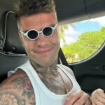 Fedez Instagram - Ehi, questa è la maxi storia di come la mia vita è cambiata, capovolta sotto sopra sia finita 👋🏻