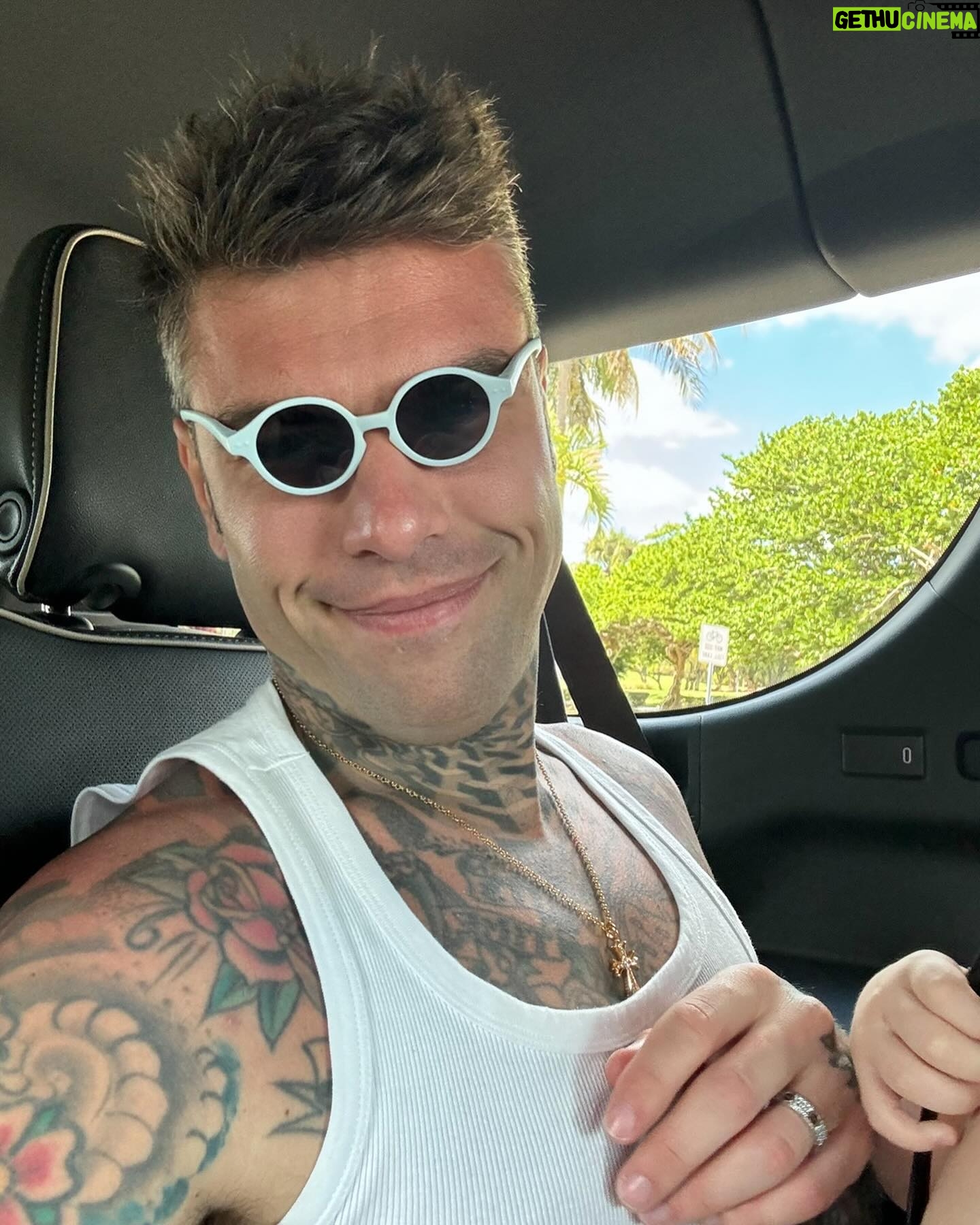Fedez Instagram - Ehi, questa è la maxi storia di come la mia vita è cambiata, capovolta sotto sopra sia finita 👋🏻