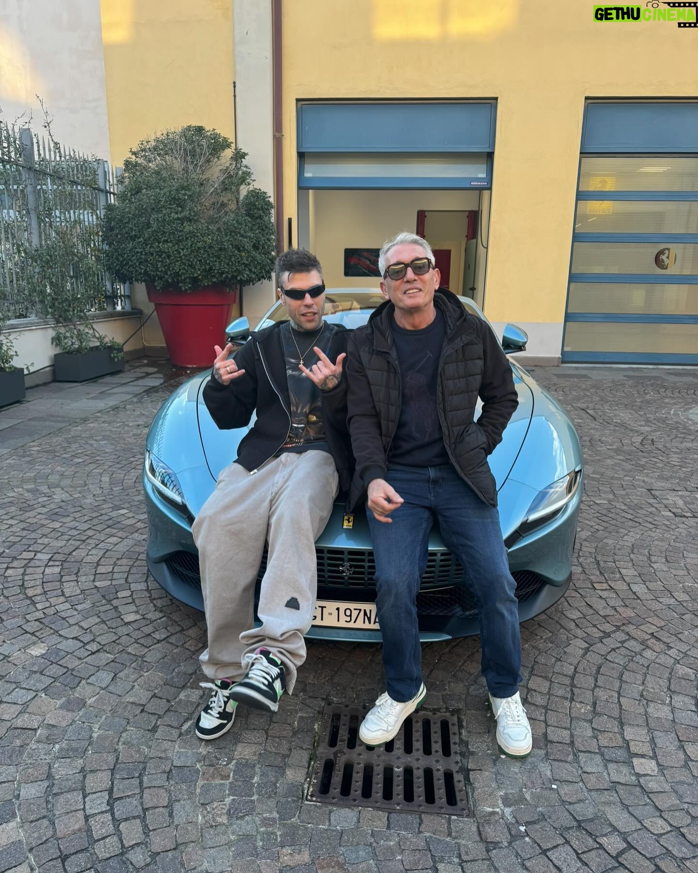 Fedez Instagram - Ehi, questa è la maxi storia di come la mia vita è cambiata, capovolta sotto sopra sia finita 👋🏻