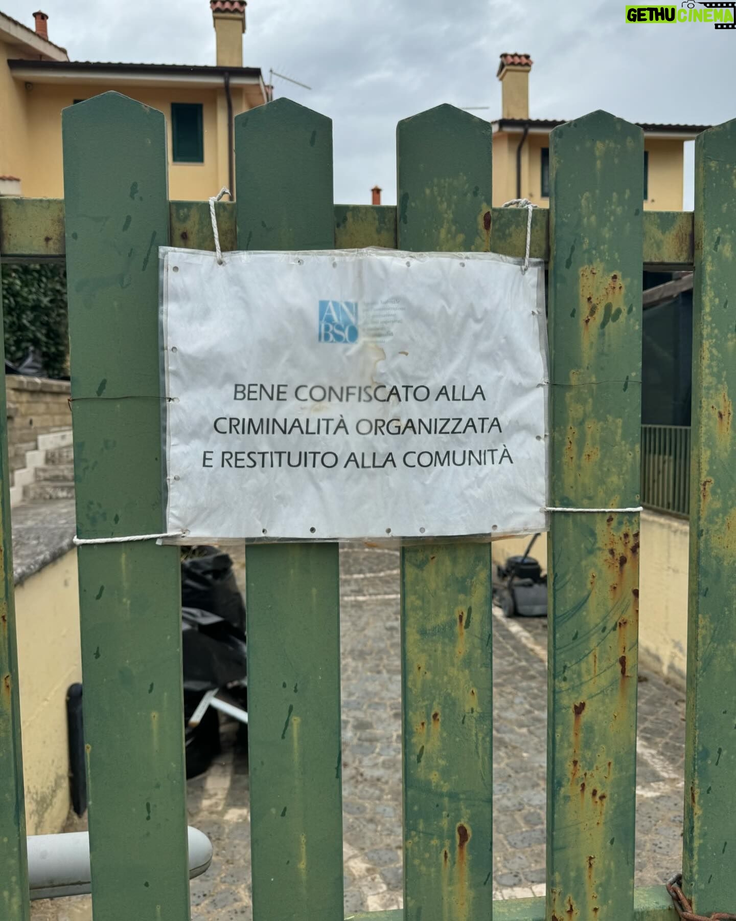 Fedez Instagram - Oggi sono stato a visitare le due realtà che abbiamo deciso di sostenere quest’anno con @fondazionefedez Un bene immobile sequestrato alla criminalità organizzata che @associazioneandreatudisco trasformerà in un luogo in cui le famiglie di bambini costretti a seguire cure ospedaliere importanti potranno essere ospitate, permettendo così a questi bimbi di vivere la malattia attraverso l’amore delle proprie famiglie. E poi c’è @matemu_cies un punto di incontro, di crescita artistica e culturale, di ascolto, aiuto e orientamento È un luogo in cui ragazze e ragazzi di tutte le culture e provenienze possono esprimere la propria creatività, vivere in modo diverso il tempo libero, trovare ascolto e sostegno. Oggi abbiamo fatto un fantastico incontro in cui abbiamo parlato di rap e scrittura.