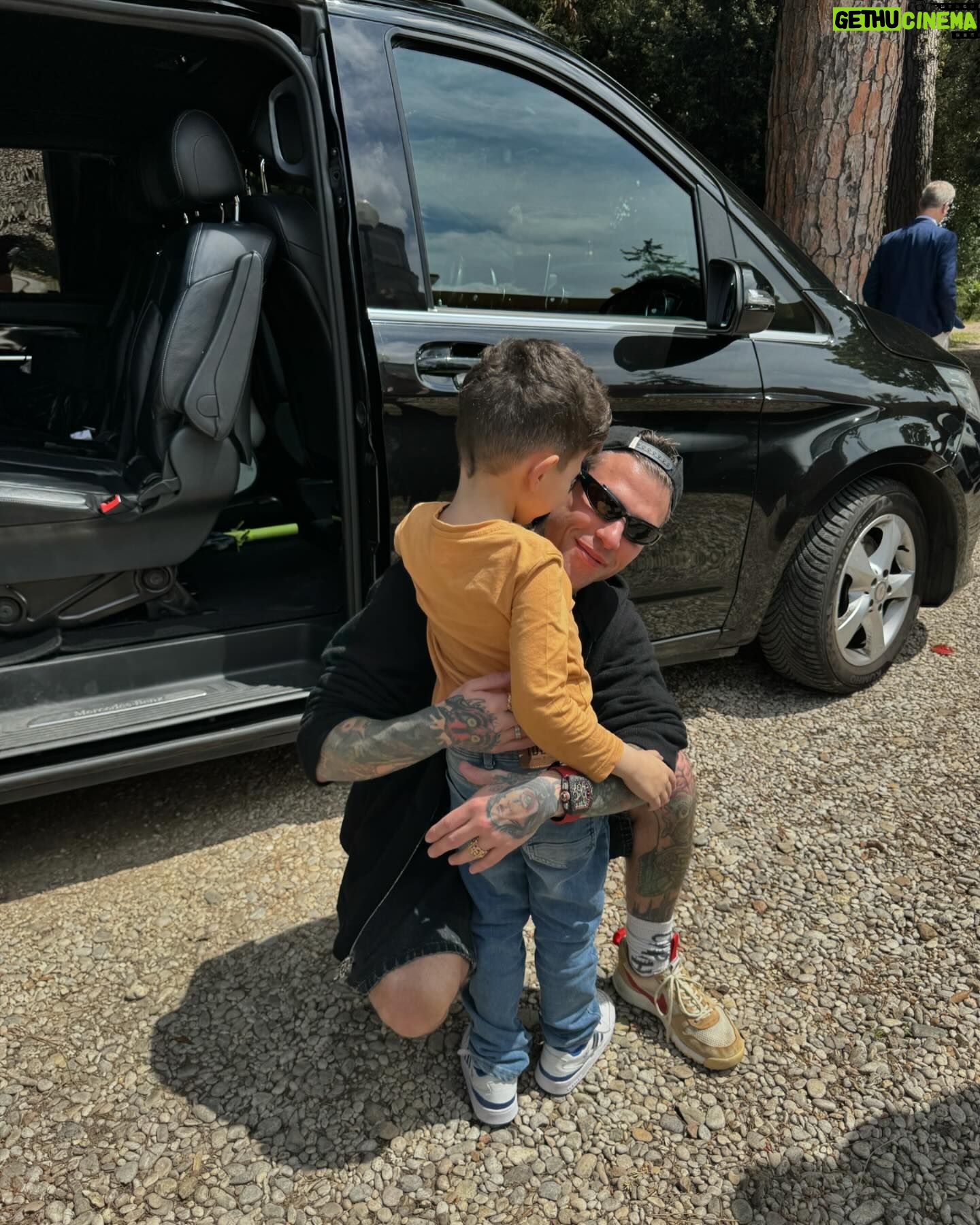 Fedez Instagram - Oggi sono stato a visitare le due realtà che abbiamo deciso di sostenere quest’anno con @fondazionefedez Un bene immobile sequestrato alla criminalità organizzata che @associazioneandreatudisco trasformerà in un luogo in cui le famiglie di bambini costretti a seguire cure ospedaliere importanti potranno essere ospitate, permettendo così a questi bimbi di vivere la malattia attraverso l’amore delle proprie famiglie. E poi c’è @matemu_cies un punto di incontro, di crescita artistica e culturale, di ascolto, aiuto e orientamento È un luogo in cui ragazze e ragazzi di tutte le culture e provenienze possono esprimere la propria creatività, vivere in modo diverso il tempo libero, trovare ascolto e sostegno. Oggi abbiamo fatto un fantastico incontro in cui abbiamo parlato di rap e scrittura.