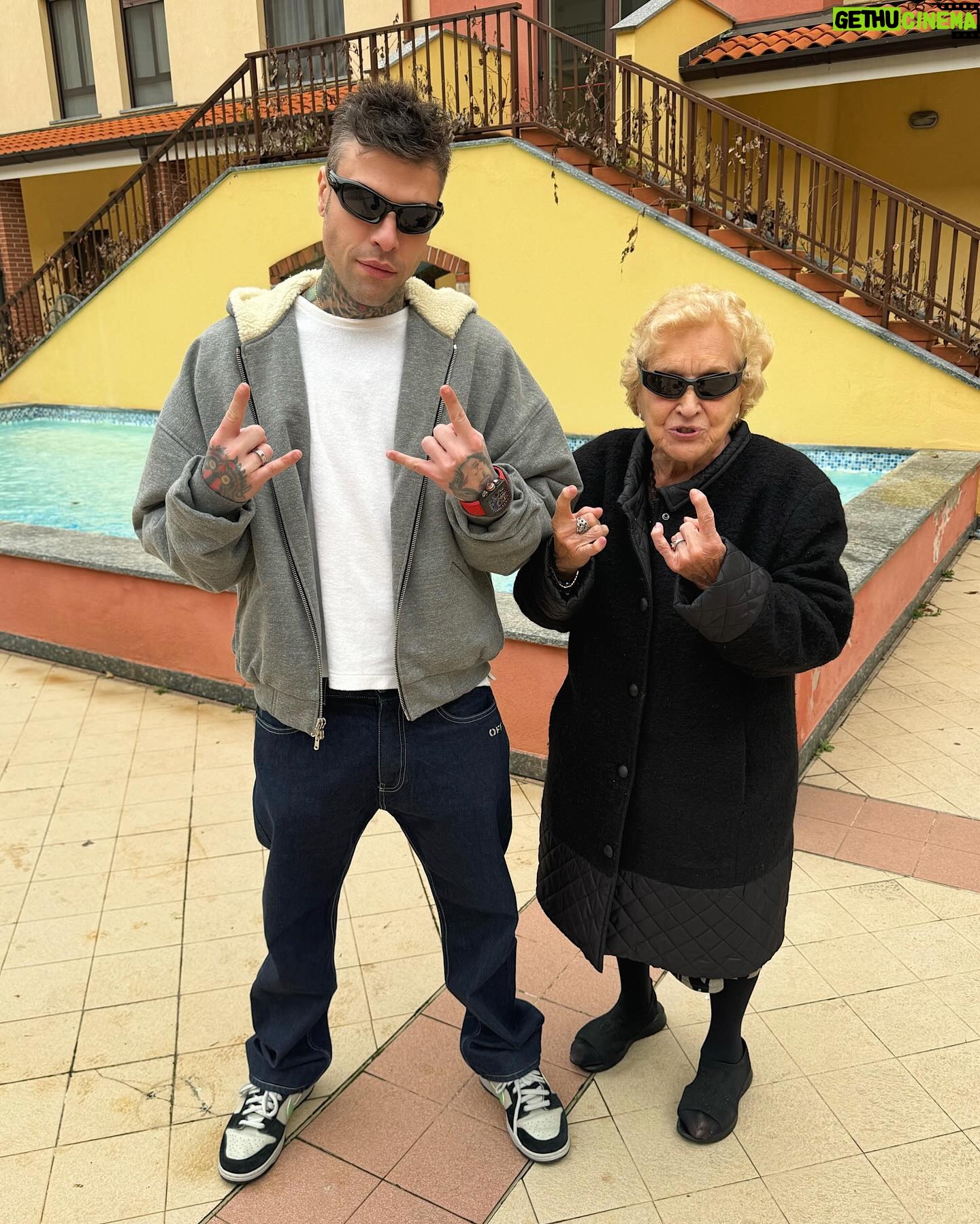 Fedez Instagram - La nonna compie 18 anni. Auguri nonna ❤️ Finalmente puoi prendere la patente 🎉
