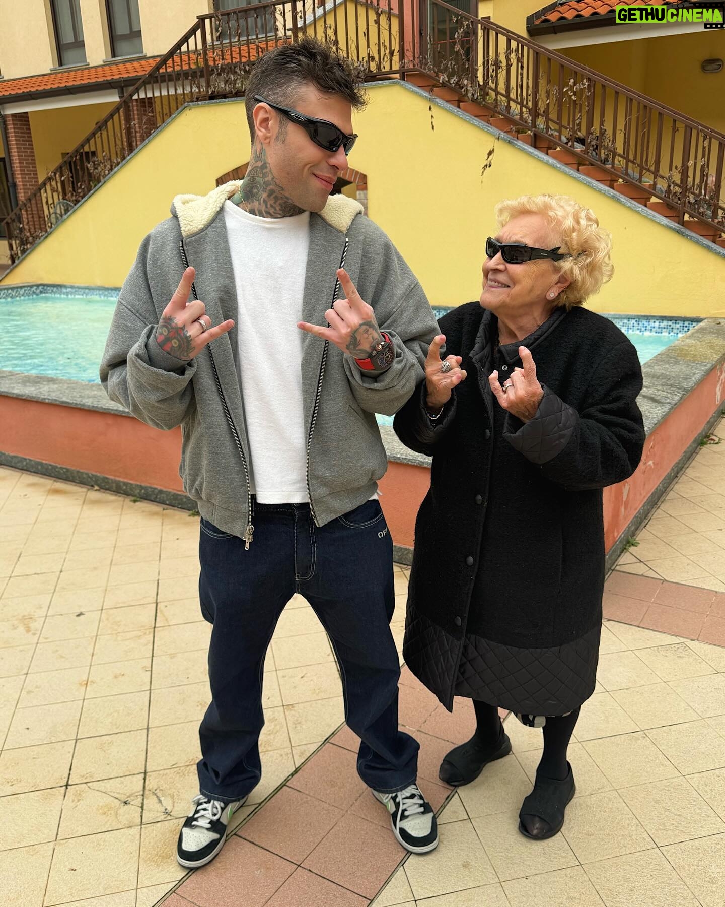 Fedez Instagram - La nonna compie 18 anni. Auguri nonna ❤️ Finalmente puoi prendere la patente 🎉