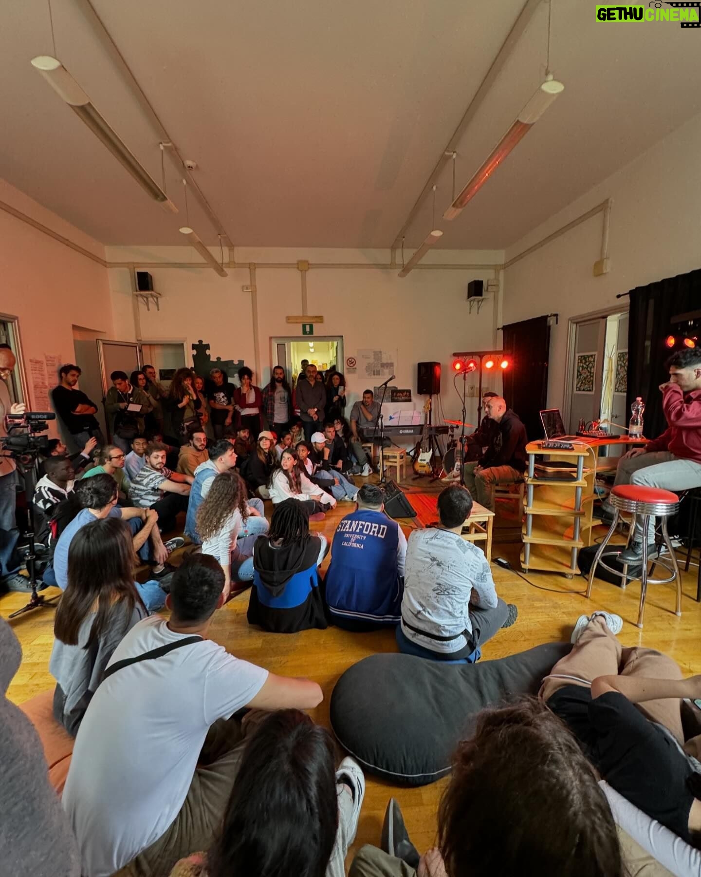 Fedez Instagram - Oggi sono stato a visitare le due realtà che abbiamo deciso di sostenere quest’anno con @fondazionefedez Un bene immobile sequestrato alla criminalità organizzata che @associazioneandreatudisco trasformerà in un luogo in cui le famiglie di bambini costretti a seguire cure ospedaliere importanti potranno essere ospitate, permettendo così a questi bimbi di vivere la malattia attraverso l’amore delle proprie famiglie. E poi c’è @matemu_cies un punto di incontro, di crescita artistica e culturale, di ascolto, aiuto e orientamento È un luogo in cui ragazze e ragazzi di tutte le culture e provenienze possono esprimere la propria creatività, vivere in modo diverso il tempo libero, trovare ascolto e sostegno. Oggi abbiamo fatto un fantastico incontro in cui abbiamo parlato di rap e scrittura.