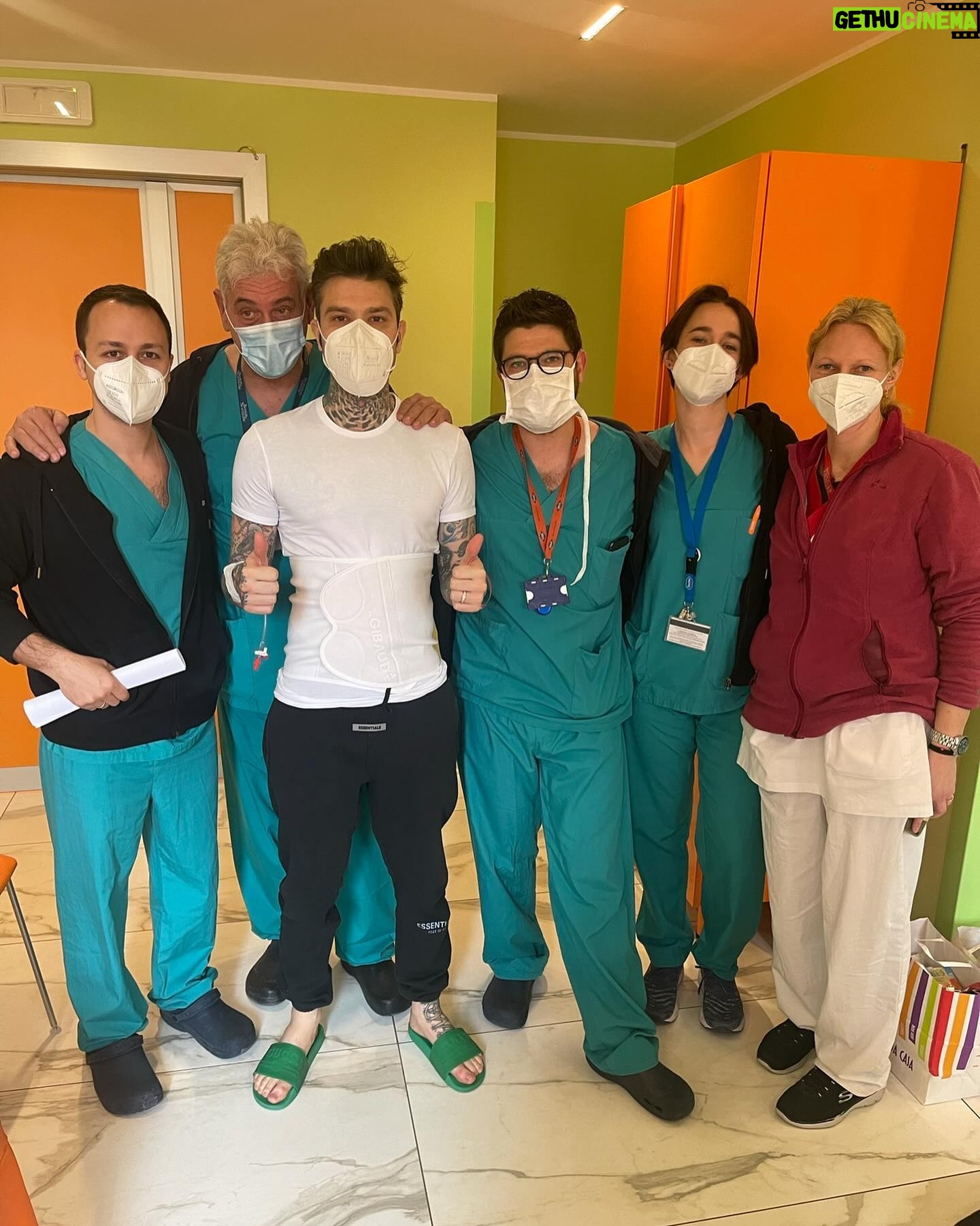 Fedez Instagram - Esattamente 2 anni fa mi operavo di tumore al pancreas. 2 fottuti anni! La vita è bella ❤️💪🏻