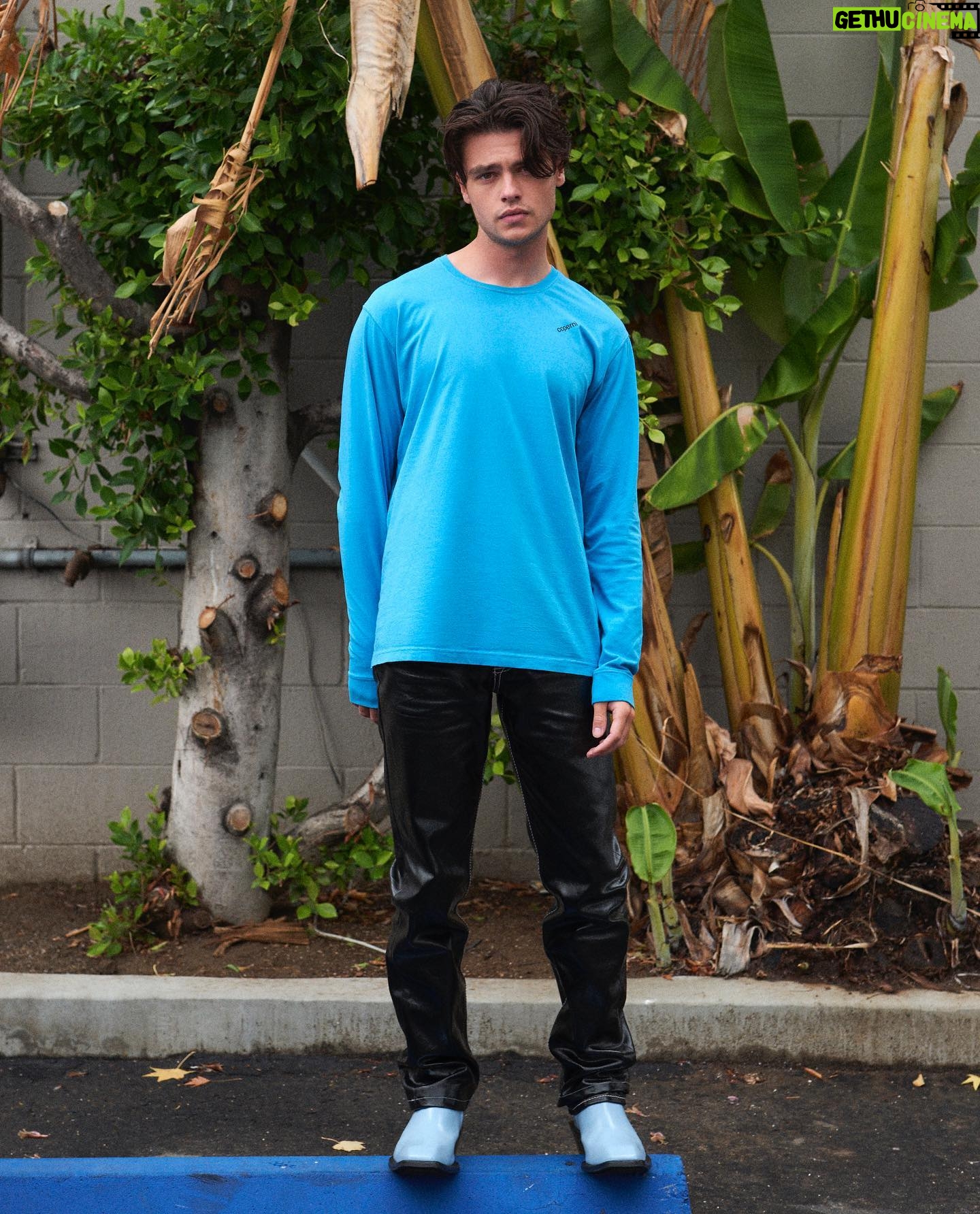 Felix Mallard Instagram - @itsfelixwhat stars on this special digital cover of ICON! Originally from Melbourne, he currently lives in Los Angeles, where he’s focusing on his acting career. He’s the mysterious bad boy Marcus in the highly successful Netflix series “Ginny & Georgia”, created by Sarah Lampert. The show’s eagerly anticipated second season is now available, much to the joy of all fans! Photographed by @charliegraystudio, Felix is one of the emerging talents featured in ICON 79. Don’t miss the full story! Originario di Melbourne, attualmente Felix Mallard risiede a Los Angeles, dove si sta concentrando sulla sua carriera di attore. È il misterioso bad boy Marcus nella serie Netflix di grande successo "Ginny & Georgia" ideata da Sarah Lampert. L'attesissima seconda stagione è ora disponibile, con grande gioia di tutti i fan! Ritratto da @charliegraystudio, Felix è uno dei talenti emergenti protagonisti di ICON 79. Non perdete la storia completa! Photos by @charliegraystudio Styling by @nonovazquez Hair: @shawnesssss at @thewallgroup Make up: @katrinakleinmakeup at @thewallgroup Casting director: @vanessa.contini_ Producer: @leahcosgriff Editor in Chief: @andreatenerani Creative Director: @lucastoppinistudio Editor at Large: @angelo_pannofino T-shirt #Coperni pants and boots #Eytys #ICON #ICONmagazine #FelixMallard