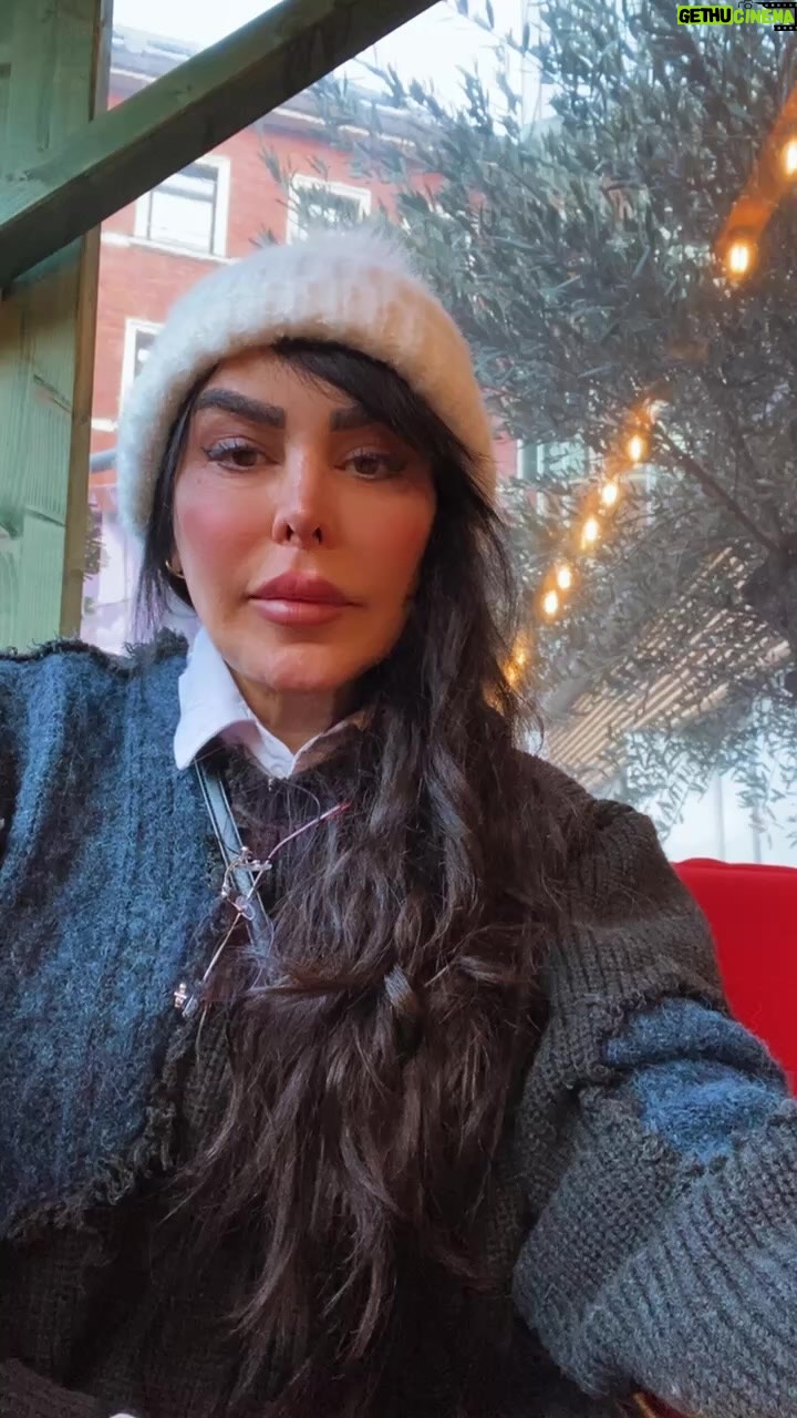 Felor Nazari Instagram - چقققدر باید هنرمند باشی تا بتوانی هنرمندانه زندگی رو بگذرونی #هنرمند #فلورنظری #هنر #بازیگری