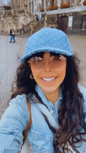 Felor Nazari Instagram - نمی‌توانید درد و رنجی را که کشیدید نادیده بگیرید. حتی نمی‌توانید آن را به‌طور کامل فراموش کنید. تنها کاری که می‌توانید بکنید پیداکردن راهی است که از طریق آن خوبی‌هایی را که از دل آن حادثه بیرون آمده بپذیرید، حتی اگر سال‌ها زمان ببرد تا پی به این موضوع ببرید.

📙خودت باش دختر 
🖋️ریچل هالیس
 
هم خندیدم هم کتاب معرفی کردم به این جملات هم اعتقاد دارم 😂😂😂❤️
خودم هستم 
بد یا خوب خودمم