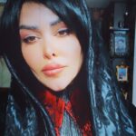 Felor Nazari Instagram - 🌱در گلدان هایم ریحان می کارم ، در گودی دستانم ریحان می کارم، در روزمرّگی های ملال آورم ریحان می کارم. ریحان ها که سبز شد هر صبح ریحان می چینم و لای نان و پنیرم می گذارم و می خورم و طعم روحم عوض می شود، طعم زندگی ام نیز. هنوز هیچ کس نتوانسته ریحان را از من بگیرد نه سیاست های اشتباه سیاستمداران و نه تلخی روزگار و نه بدجنسی ها و خباثت ها و حال خراب این و آن. و آنکه ریحان می کارد و زندگی را با طعم ریحان می چشد، شاعر نیست؛ مبارزی شجاع است که با بی حوصلگی جنگیده است که زندگی را انتخاب کرده است که ناامیدی را به تسلیم واداشته است. 🌱 ریحان بکار! پیش از آنکه فصل چیدن ریحان ها تمام شود. 🖋عرفان نظر آهاری #فلورنظری #عرفان_نظرآهاری #ریحان #خدا #زندگی #مردم #اینستاگرام #تو #گرانی #درد