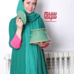 Felor Nazari Instagram - گَمَج یا (به گیلکی: گٚمٚج |gɵmɵj) یک نوع ظرف یا دیگ است که با خاک رس سرخ ساخته می‌شود که در آخر به شکل یک دیگ در می‌آید و در آن انواع غذاهای گیلانی مانند باقلاقاتوق و میرزاقاسمی پخت می‌شود. گَمَج بیشتر در شهر آستانه اشرفیه ساخته می شود و از صنایع دستی این شهر است.بعضی این دیگ را برعکس کرده و بر روی آن کشتا و نان محلی می‌پزند.این قابلمه معمولاً با لعاب سبزرنگ ساخته می‌شود. گمج نوعی از ظروف سفالی پرمصرف و پرطرفدار استان گیلان است که همواره به دلیل خواص بی نظیر خود در طبخ و تهیه غذاهای محلی و سنتی نظیر: قیمه، فسنجان، باقلاقاتوق، آبگوشت و… مورد توجه گردشگران داخلی و خارجی قرار گرفته‌است. در قدیم، که اشیاء فلزی به ندرت کاربرد داشت، گمج بهترین و اساسی‌ترین وسیلهٔ طبخ گیلانیان بوده و هنوز هم مردم گیلان این ظرف را چه برای مصارف آشپزی یا تزیینی مورد استفاده قرار می‌دهند و معتقدند که طبخ خورشت، در آن راحت تر و مطبوع تر است.درپوش گمج، نوخون نام دارد. این ظرف درقدیم، در رشت و در فروشگاه‌ها مخصوص وسایل آشپزخانه سنتی و نیز تمام شهرهای گیلان به راحتی یافت می‌شد. امروزه با آمدن ظروف جدید، از استفادهٔ گمج و نوخون، حتی در روستاها نیز کاسته شده‌است. روز بازارها هفتگی در گیلان، مناسب‌ترین محل خرید گمج و نوخون است. با این حال، گمج و نوخون به عنوان سوغات و هدیه به حساب می‌آید. این لباس در شام ایرانی شب سوم قسمت خودم پوشیده شد و من در گمج آشپزی کردم کفتم از یکی از محصولات گیلانمون بگم و اشنا بشید و تو این ظرفها آشپزی کنید ،😉 خورشت ها خوشمزه بشن عکس هم از سمیرا جان