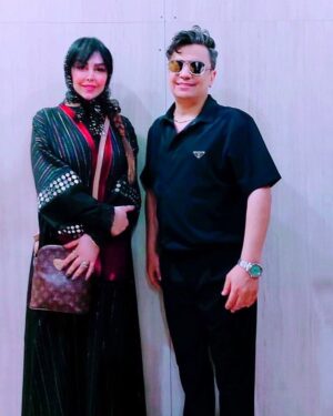 Felor Nazari Instagram - هنرمند گرامی و خوش صدا و مردمی ممنون از دعوتتون شب بسیار خوبی رو برای همه رقم  زدید خداوند مهربان همواره پشت و پناهتون باشه و همیشه بدرخشید 

@mohsenebrahimzadeh

ممنون از مزون 
@sweet_dolcee  برای طراحی این مانتو خاص و زیبا 
❤️🙏🏻