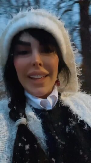 Felor Nazari Instagram - برای خودتون زندگی کنید بگذارید هرکی هر چی می خواد بگه چون در نهایت شمایید که در بیماری و ناراحتی و روزهای بد و احوال بد ، تنهایید به ندرت انسانهای خوش قلبی وجود دارند که بدون انتظار در همه حال کنارتونن. اما غالبا اینطور نیست تنها به این دنیا امدید و تنها هم از این دنیا می روید یک بار فقط ، یک بار فرصت زندگی در این دنیا را دارید پس اونطور که دلتون می خواد  زندگی کنید ( البته می دونم شرایط همه یکسان نیست ) اما تلاش کنید هنوز زمین و آسمان و هوا را صاحب نشده اند و شما به قدر نیازت می توانی لذتشو ببری من در شرایط سخت همیشه می گم باشه دیگه هوا و طبیعت و برف و بارون زمین و که نمی تونید ازم بگیرید من از همه ی نعمتهای خدا لذت می برم و شکر گزاری می کنم و تلاش می کنم شرایط رو به نفعم تغییر بدم  به خودت آزادی و شادی هدیه بده برای همه خیر و خوبی بخواه و انرژی منفی و نه و نمیشه و .. بریز دور انسان تواناتر از اون چیزیست که در یک بعد میبینیم ما تک بعدی نیستیم چشم سرمان را باز کنیم تا حقایق بیشتری را ببینیم خدا با ماست