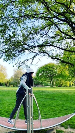 Felor Nazari Instagram - کودکی کن
نه دنیا با تو می رنجد
نه کسی را می رنجانی
در دلت علی الرغم غصه هایت بخند