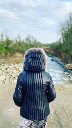 Felor Nazari Instagram - گیلان
لاهیجان
لطف یکی از دوستان 
ممنونم برای زحمت این ویدیو

معرفت به ذاتِ آدماست.
نه پیشینه، 
نه جایگاه و نه نسبت!
معرفت،
یه چیزی شبیهِ یه مهره‌ی
 یاقوتی رنگه
که دور قلب بعضی‌هامون هست 
پیوسته به یه نخِ نامرئی!
دورِ قلب ِ بعضی‌هامون نه!
بیخودی تو آدما دنبالِ
 توجیه نگردین!
معرفت به ذاتِ آدماست...
#jamea_ravan_mohitesabz