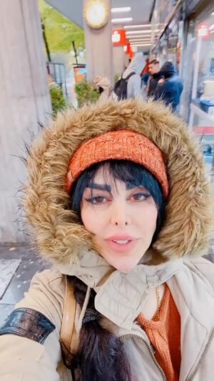 Felor Nazari Instagram - کسی نمی‌تواند به طبیعت بگوید چرا زمستان شدی؟
چرا پاییز نماندی؟ کسی نمی‌تواند به برف بگوید که چرا آب شدی؟
یا اصلاً چرا آمدی که آب بشوی؟
کسی نمی‌تواند به زمین اعتراض کند که چرا انقدر سرد می‌شوی...
کسی نمی‌تواند به پاییز بگوید که چرا دلگیری؟ چرا برگ‌ها را حرام می‌کنی؟ چرا زرد می‌شوی؟ چرا اخم می‌کنی؟ چرا اشک می‌ریزی؟
کسی به تابستان نمی‌گوید که چرا انقدر گرمی؟ کسی نمی‌پرسد که بارانت کو؟ 
از همه مهم‌تر بهار که همه‌چیز تمام است و هیچ‌کس به بهار نمی‌گوید که تا الان کجا بودی؟ و کسی نمی‌گوید چرا همیشه نمی‌مانی؟
هیچ‌کس از تابستان توقع برف ندارد و هیچ‌کس از زمستان توقعِ گرمای تابستان و کولر آبی ندارد....

همان‌قدر که طبیعت حق دارد همیشه بهار نباشد 
آدم هم حق دارد
 آدم حق دارد یک‌وقت‌هایی زمستان باشد 
حق دارد یک‌وقت‌هایی سرد باشد 
یک‌وقت‌هایی دل‌گیر و گریان باشد 
یک‌وقت‌هایی به طرزِ خفه کننده‌ای گرم باشد..
گذرِ فصل‌ها طبیعت آدم است 
آدم همیشه بهار نیست!
#جامعه_روان_محیط_سبز
#کیومرث_مرزبان