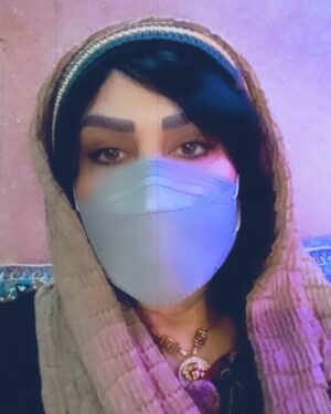 Felor Nazari Instagram - آدم‌های اشتباهی تمام توان عاطفی و روحی ما را هدر می‌دهند.
این ضرردهی آن‌قدر زیاد است که وقتی آدمِ درست،سر راه ما قرار می‌گیرد، ما بی‌اندازه خسته،فرسوده و غمگینیم!
شاید برای همین است که باید در راه‌دادن آدم‌ها به حریم خلوت شخصی‌مان، وسواس افراطی داشته باشیم.
ما نسبت به خودمان و آدم‌های درستِ قلیل زندگی‌مان که قرار است روزی بهترین لحظه‌ها را در کنارشان تجربه کنیم،
مسئولیت بی‌چون‌وچرایی داریم.
.
🖋فاطمه بهروزفخر

آدمهای اشتباهی را از اطرافمان حذف کنیم
هرچه زودتر هرچه سریعتر بدون دل دل کردن
.

#یزد #تفت #فلورنظری #انسان #عشق #خدا #اینستاگرام #لایک ##دوست