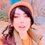 Felor Nazari Instagram - ❤️😍 آدم ها موسیقی اند، نواخته می شوند، ما فقط می توانیم آنها را بشنویم. آدم ها شعرند، سروده می شوند ما فقط می توانیم زمزمه شان کنیم. عرفان نظر آهاری هر کجا که هستید و هر کاری که می کنید عاشق باشید. مولانا @felor_nazarii @felor_nazarii #مولانا #فلورنظری#felornazari#معین#موسیقی#شعر#بازیگر