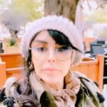 Felor Nazari Instagram – چه خوبه پشت آدم در بیان هواداری کنن هوای همو داشته باشیم ❤️

نکهبان نورت باش

انسانیت چراغ کم سویی است که این روزها همه تلاش می کنند خاموشش کنند.
دارد از هر سویی بادی می وزد. خشم می وزد. خشونت می وزد. نفرت و انتقام می وزد. بی مروتی و بی مدارایی می وزد. دروغ می وزد. خیانت می وزد.
 شیطان می وزد…

 تو اما چراغت را  روشن نگه دار. نگهبان نورت باش. شبیه دیگران نشو. 
این چراغ تنها دارایی توست. انسان بمان.

چراغ است این دل بیدار
به زیر دامنش می دار
از این باد و هوا بگذر
هوایش شور و شر دارد

🖋عرفان نظرآهاری

آلمان ۱۴۰۱ اردیبهشت