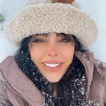 Felor Nazari Instagram - برف نو، برف نو، سلام، سلام! بنشین، خوش نشسته‌ای بر بام. پاکی آوردی ــ ای امیدِ سپید! ــ همه آلودگی‌ست این ایام. اگر خودم را دوست دارم، تو را دوست دارم. اگر تو را دوست دارم، خودم را دوست دارم. #شاملو #فلورنظری #هنرمند #عشق #هنرمندان_ایرانی #بازیگر