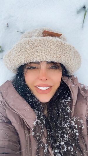 Felor Nazari Instagram - برف نو، برف نو، سلام، سلام!
بنشین، خوش نشسته‌ای بر بام.

پاکی آوردی ــ ای امیدِ سپید! ــ
همه آلودگی‌ست این ایام.
اگر خودم را دوست دارم، تو را دوست دارم. اگر تو را دوست دارم، خودم را دوست دارم.

#شاملو #فلورنظری #هنرمند #عشق #هنرمندان_ایرانی #بازیگر