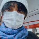 Felor Nazari Instagram – به یاد داشته باشید، که اگر بر رفتار ناپسند کسی متمرکز می شوید، به این دلیل است که خودتان آن ویژگی را دارید. 
 
دو راهب در مسیــر خانه، به کنــار رود پر خروشـی می رسـند. آنجا زن جوانی را می بینند که نمی تواند از رود عبور کند. یکی از راهب ها آن زن را بغل می کند تا از آب رد کند و در آن سوی رود خانه بر زمین می گذارد. سپس آن دو به راه خود ادامه می دهند.
پس از مدتی، راهبی که به تنهایی از رود گذشته بود، دیگر نـمی تواند خودداری کند و به ســرزنش برادرش پرداخــته، می گوید: «می دانی که دست زدن به زنان خلاف قواعد و قوانین ماست، تو سوگند مقدسمان را زیر پا گذاشـتی!» 
راهب دیگر در پاسخ می گوید: «من آن زن را در آن سـوی رود رها کردم، آیا تو هنوز او را حمل می کنی؟!» هنگامی که به زخم های کهنه می چسبید، مسیر زندگی را با کوله باری سنگین طی می کنید. 

🖋دبی فورد 
📙نیمه تاریک وجود