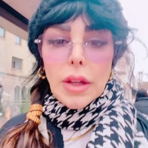 Felor Nazari Instagram - بدون اینکه همو بشناسیم بدون اینکه رفاقتی باشه بخاطر انسانیت و بخاطر رسالتی که داریم بعنوان اشرف مخلوقات ، مراعات حال هم رو بکنیم خدا اون بالاست  و ما همیشه مقابل دوربین خدا هستیم من معتقدم نهایتی نیست برای انسان بودن خوب بودن مهربان بودن 
امیدوارم مهربانی کنید و مهربانی ببینید ❤️
#فلورنظری #محبت #انسان #خدا #احترام #مردم #جامعه