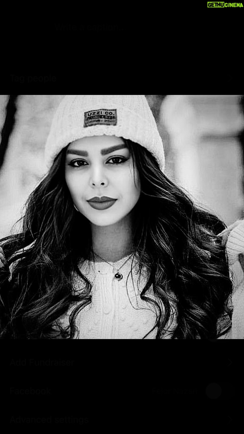 Felor Nazari Instagram - ارزش فوقالعادهی شکست در فرهنگ ژاپن وقتی یک مرمتکار ژاپنی میخواهد جسم شکستهای را مرمت کند، ترکهای آن را با طلا پر میکند. آنها معتقدند که وقتی چیزی دچار صدمه میشود و آسیب میبیند، آنگاه بسیار زیباتر از قبل میشود. این هنر باستانی، اتصال طلایی یا کینتسوگی نام دارد. اما دلیل این کار چیست؟ فلسفهی این هنر بسیار جالب و آموزنده است. کینتسوگی بر مفاهیمی مانند پذیرش کاستیها و شکستها در زندگی و خارجنشدن از چرخهی زندگی تاکید دارد. حال چرا شکستگی را با طلا پر میکنند؟ کینتسوگی میگوید که شما بعد از شکست نه تنها دچار کاستی و ضعف نمیشوید، بلکه بسیار ارزشمند شده و میدرخشید. شکستها، نتایج بسیار ارزشمندی هستند که افراد موفق کولهباری از آنها را جمع کردهاند... #jamea_ravan_mohitesabz