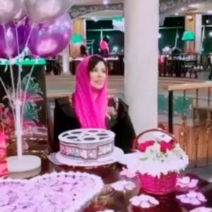 Felor Nazari Instagram - یک روز زیبا رو برام ساختید
اول بهمن ۱۴۰۰ توسط دانشجوی بازیگری عزیز و خانواده پر مهرشون و دوستان نازنینم یک سورپرایز دلنشین ممنون که در این شرایط سخت خیلی زحمت کشیدید همه چی عالی بود و من بسیار خوشحال بودم امیدوارم خداوند همیشه خوشحالتون کنه 
ممنونم ❤️🙏🏻❤️🙏🏻❤️