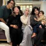 Feni Rose Instagram – Mohon maaf lahir bathin yaaa
Semoga dosa2 kita diampuni .. 
Selamat Hari Raya Idul Fitri

( gak punya foto lebaran.. adanya foto keluarga dicekrek saat bukber ) 

Gak ada foto lebaran, tapi aku punya baju shimer lho.. 🤪