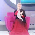 Feni Rose Instagram – Pinjem studio dulu yaa.. Studio @rumpi_ttv  lagi dibuat set baruu.. gak sabar pengen liat hasilnya kayak apa.. 

Sambil pamer rok baru..😁