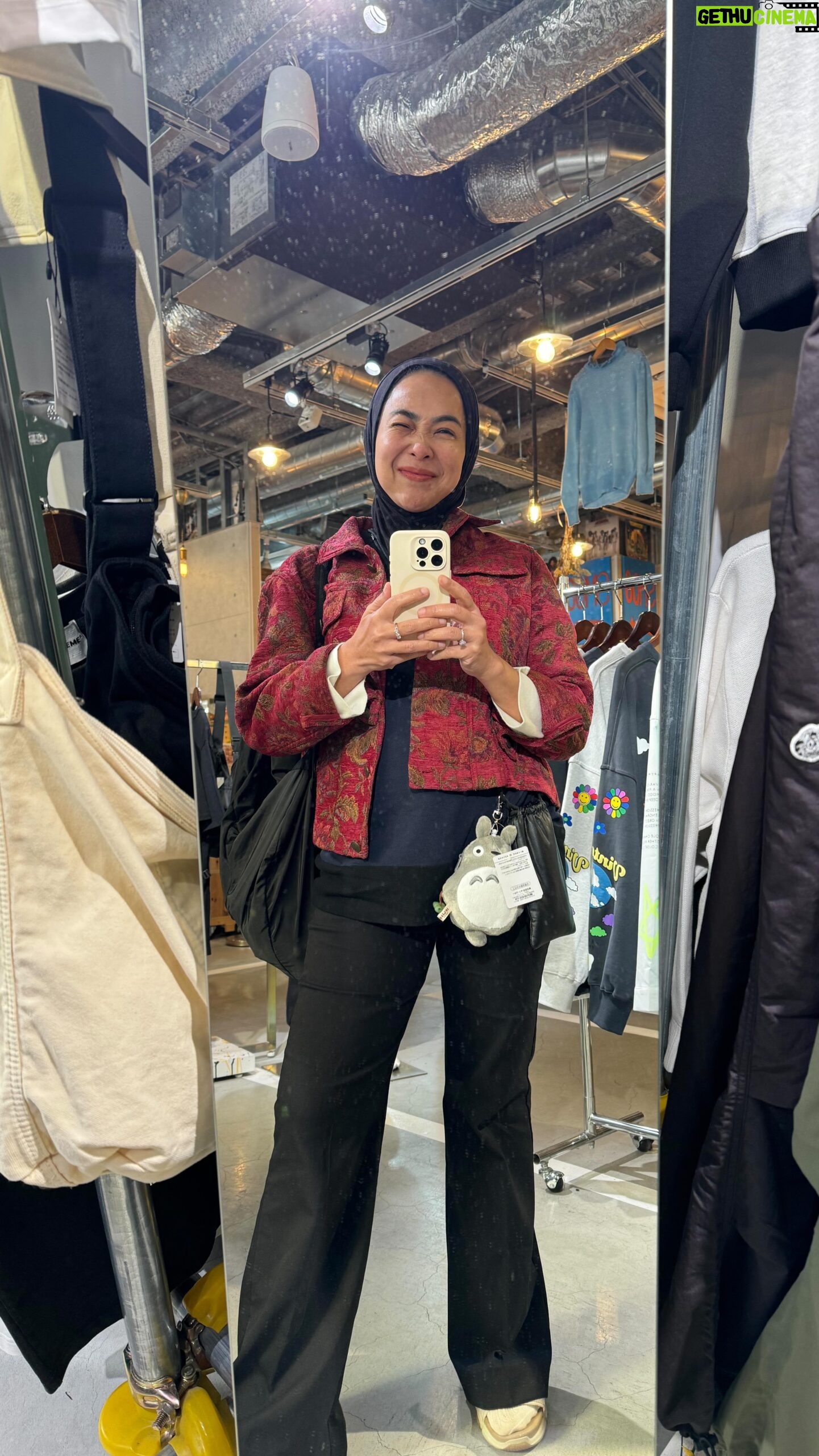 Feni Rose Instagram - Serunya blanja di Shimokitazawa .. beli apa aja siih? Cekidot. Setelah 2 jam ngukur kompleks ini, Lalu @audikiranaa bertanya : “mom, inget toko pertama yg aku masukin nggak?” “Dek, jalan pulang aja mami musti cek google, apalagi di kampung orang ini 🤪🤪🤪” Japan2024 D3