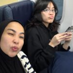 Feni Rose Instagram – Kamu ke jepang sama siapa lagi sih? 
Itu siapa yg motret kamu di pesawat? 

😒  gak percaya bgt kalo aku yg motret.. tanganku kan panjang.. kuat lagi, sanggup geret2 koper .. hhhh.. 

Japan2024 D1