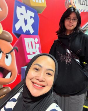 Feni Rose Instagram - Kamu ke jepang sama siapa lagi sih? 
Itu siapa yg motret kamu di pesawat? 

😒  gak percaya bgt kalo aku yg motret.. tanganku kan panjang.. kuat lagi, sanggup geret2 koper .. hhhh.. 

Japan2024 D1