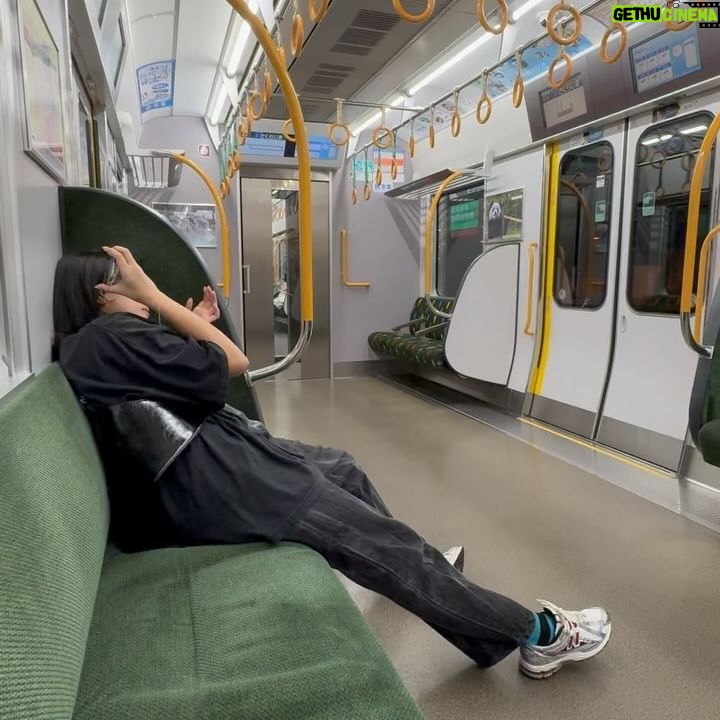 Feni Rose - 2K Likes - Serasa kereta ini milik kita berdua.. 😜 Demikian jalan2 kita.. smp malem dan smp kaki ibuk pegel dan bengkak.. Membuatku bertekad lbh bener lg olahraganya.. ( walau td msh blom bs olahraga di @sanastudio krn msh mau pengsan dl seharian 🤪)