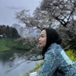 Feni Rose Instagram – Dari sekian jepretan @audikiranaa 🤣.. makasih udh sabar mau motrekin ibuk ya nduk.  Plz jgn angel atas yaa, ibuk kliatan bantet dong kl gitu. 

Menyempatkan waktu berburu sakura di kebun terdekat di Tokyo.. walau ujan.  Itu kopi di tangan, udh kecampur air ujan.. 😅