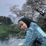 Feni Rose Instagram – Dari sekian jepretan @audikiranaa 🤣.. makasih udh sabar mau motrekin ibuk ya nduk.  Plz jgn angel atas yaa, ibuk kliatan bantet dong kl gitu. 

Menyempatkan waktu berburu sakura di kebun terdekat di Tokyo.. walau ujan.  Itu kopi di tangan, udh kecampur air ujan.. 😅