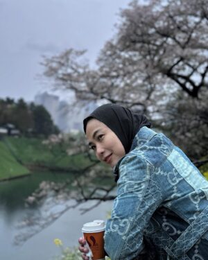Feni Rose Instagram - Dari sekian jepretan @audikiranaa 🤣.. makasih udh sabar mau motrekin ibuk ya nduk.  Plz jgn angel atas yaa, ibuk kliatan bantet dong kl gitu. 

Menyempatkan waktu berburu sakura di kebun terdekat di Tokyo.. walau ujan.  Itu kopi di tangan, udh kecampur air ujan.. 😅