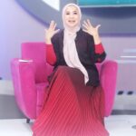 Feni Rose Instagram – Pinjem studio dulu yaa.. Studio @rumpi_ttv  lagi dibuat set baruu.. gak sabar pengen liat hasilnya kayak apa.. 

Sambil pamer rok baru..😁