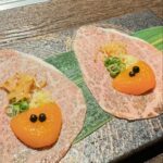 Feni Rose Instagram – Sesuai janjiku.. ini suasana makan malam, yg disertai nggak makan pagi dan nggak makan siang.. 

@halalpanga , makannya 2 jam.. keluarnya satu satu.. enak semua dagingnya.. terakhir baru terasa kenyang, karena dapet nasi 😜 

Thank you @ajirokhadi  untuk rekomendasinya 
View nya #sumidariver .. lalu jalan sekejab nyusurin sungai, bisa liat deretan bunga sakura. 

Pulang, laper lagi krn cuaca dingin dan jalan kaki.. 😁 

Japan2024 D2