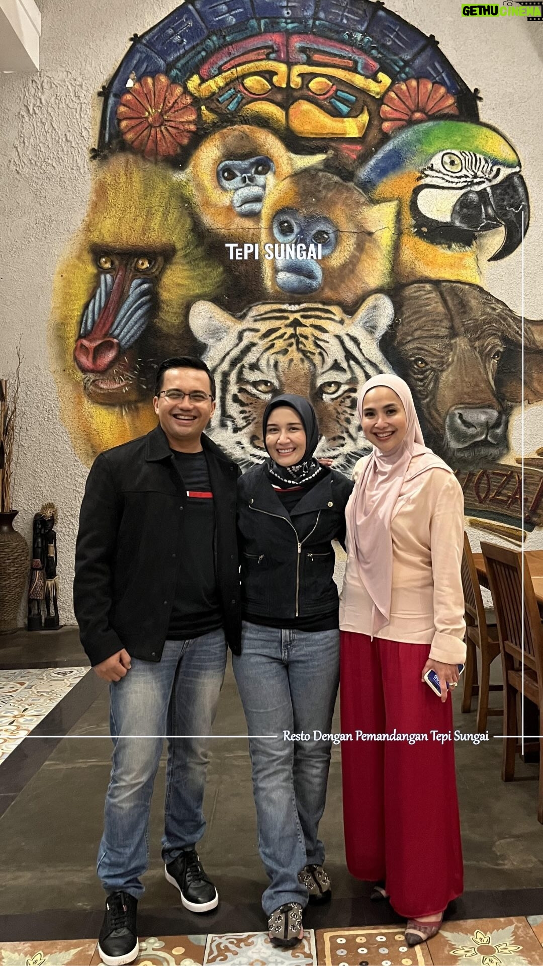 Feni Rose Instagram - Yuk lihat keseruan dan aktifitas dari kak @fenirose bersama dengan Bapak Wakil Bupati Bandung @sahrulgunawanofficial beserta sang istri @dine.pearl di Tepi Sungai dalam acara @rumpi_ttv 🥰 Nih spill sedikit tentang keseruan dibelakang layarnya, dan riview langsung dari ketiga tamu Spesial kali ini.😍❤️ Jangan lupa follow kami untuk keseruan lainnya ya.🍃 Hubungi kami untuk reservasi 📱0822-4048-7759 Atau klik link di bio. Tepi Sungai Restaurant 📍Jl. Raya Soreang Ciwidey Km. 25 Cukanggenteng- Bandung #RestoTepiSungai #Bandung #Ciwidey #Kuliner #FlyingFood #KulinerUnik #restorantepisungai #kulinerbandung #tepisungai #kulinerkabupatenbandung #KulinerTepiSungai #makanditepisungai