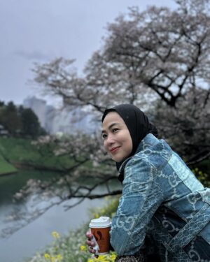 Feni Rose Instagram - Dari sekian jepretan @audikiranaa 🤣.. makasih udh sabar mau motrekin ibuk ya nduk.  Plz jgn angel atas yaa, ibuk kliatan bantet dong kl gitu. 

Menyempatkan waktu berburu sakura di kebun terdekat di Tokyo.. walau ujan.  Itu kopi di tangan, udh kecampur air ujan.. 😅