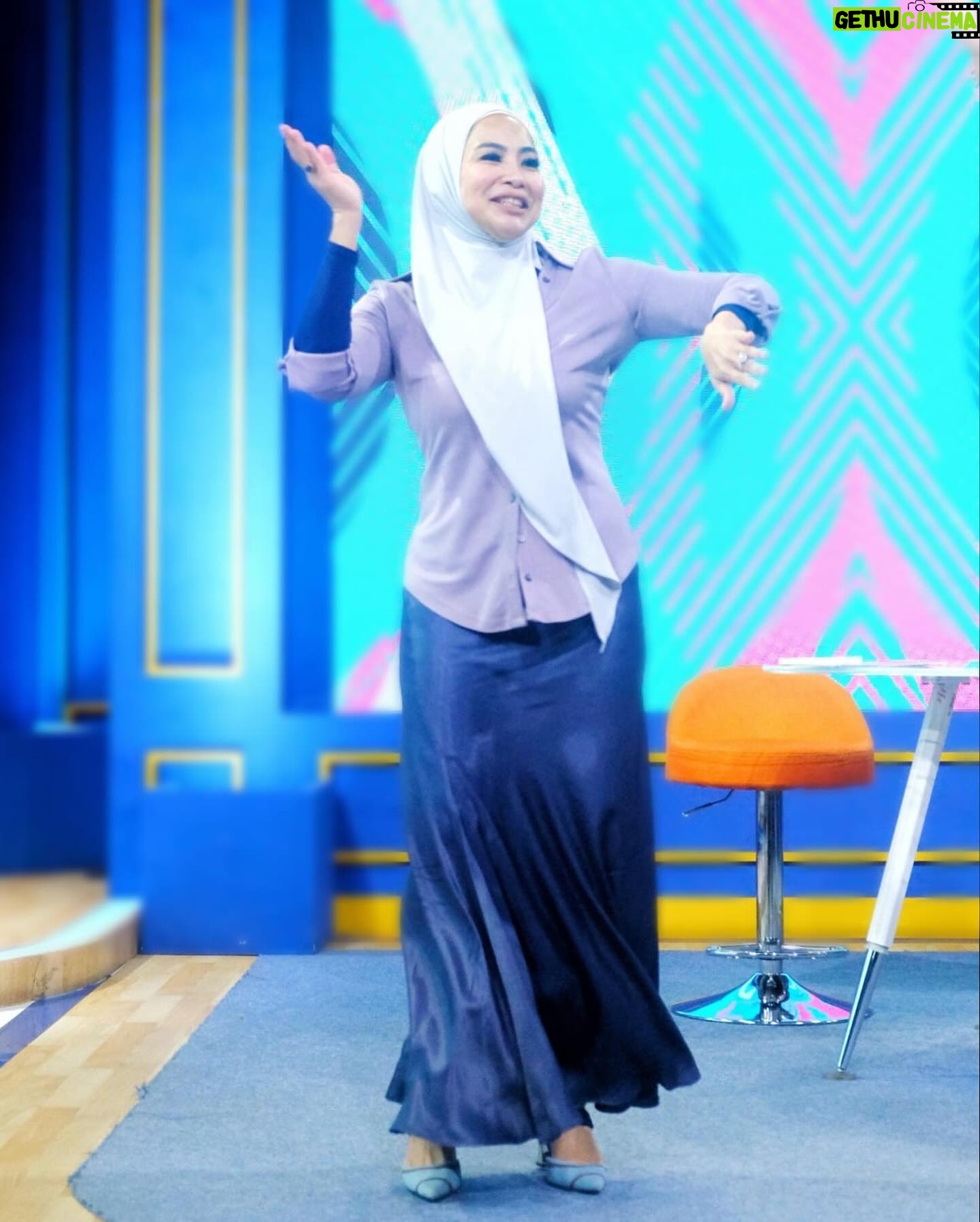 Feni Rose Instagram - Duh kangen .. thank you @lizanataliaofficial udah ngajak setitik se zumbaan hari ini ..