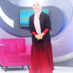 Feni Rose Instagram – Pinjem studio dulu yaa.. Studio @rumpi_ttv  lagi dibuat set baruu.. gak sabar pengen liat hasilnya kayak apa.. 

Sambil pamer rok baru..😁