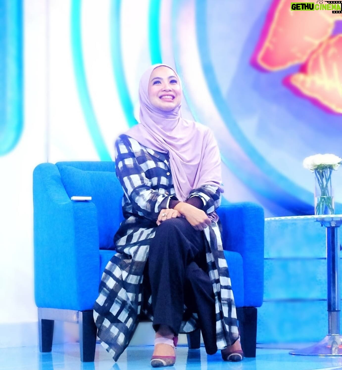 Feni Rose Instagram - Dg iringan lagu lawas… siapa yg inget lagu ini? Berarti kita pernah show bareng 🤪