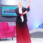 Feni Rose Instagram – Pinjem studio dulu yaa.. Studio @rumpi_ttv  lagi dibuat set baruu.. gak sabar pengen liat hasilnya kayak apa.. 

Sambil pamer rok baru..😁