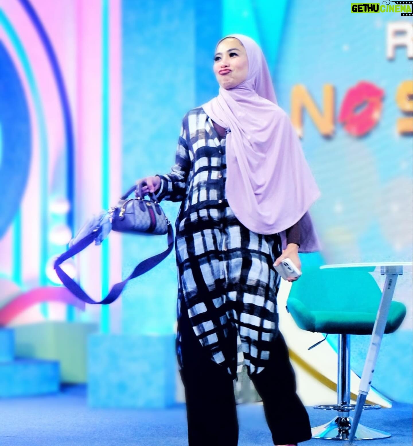 Feni Rose Instagram - Dg iringan lagu lawas… siapa yg inget lagu ini? Berarti kita pernah show bareng 🤪