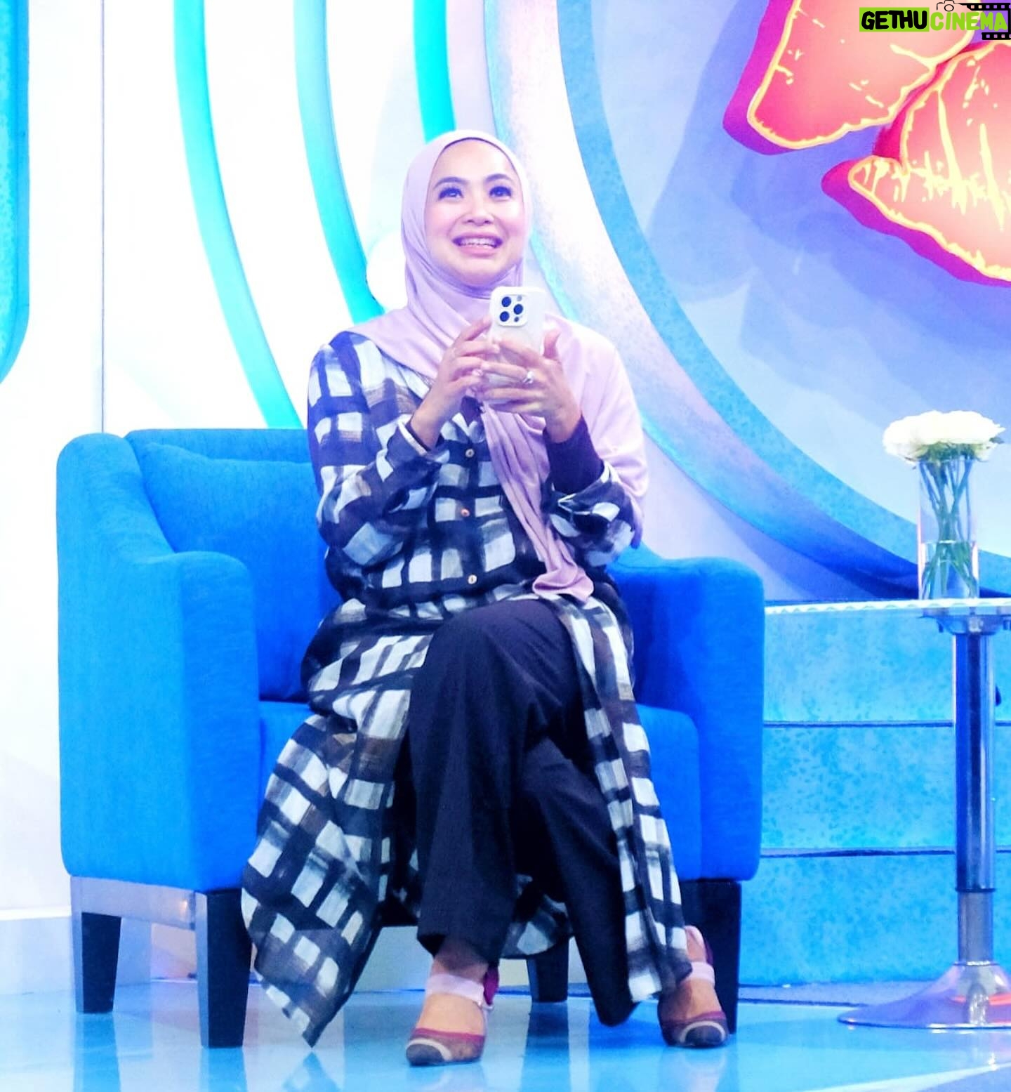 Feni Rose Instagram - Dg iringan lagu lawas… siapa yg inget lagu ini? Berarti kita pernah show bareng 🤪