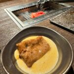 Feni Rose Instagram – Sesuai janjiku.. ini suasana makan malam, yg disertai nggak makan pagi dan nggak makan siang.. 

@halalpanga , makannya 2 jam.. keluarnya satu satu.. enak semua dagingnya.. terakhir baru terasa kenyang, karena dapet nasi 😜 

Thank you @ajirokhadi  untuk rekomendasinya 
View nya #sumidariver .. lalu jalan sekejab nyusurin sungai, bisa liat deretan bunga sakura. 

Pulang, laper lagi krn cuaca dingin dan jalan kaki.. 😁 

Japan2024 D2